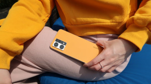 Modis, Kulit Fiberglass Bikin Desain Smartphone Kian Berkelas