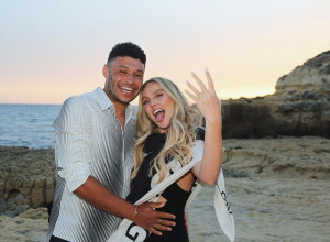 Romantis! Pesepak Bola Alex Oxlade-Chamberlain Lamar Perrie Edwards Little Mix di Pantai