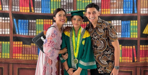Tyna Dwi Jayanti dan Kenang Mirdad Tampil Kompak Hadiri Wisuda Putrinya