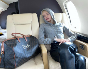 Beli Jet Pribadi di Usia 25 Tahun, Kekayaan Lisa Blackpink Jadi Sorotan