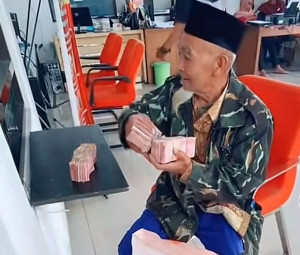 Bikin Salfok, Video Seorang Kakek Beli Mobil Pajero dengan Uang Sekarung Viral