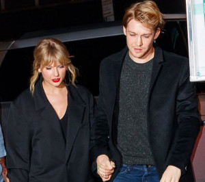 Pulang Liburan Bersama, Taylor Swift dan Joe Alwyn Dikabarkan Bertunangan
