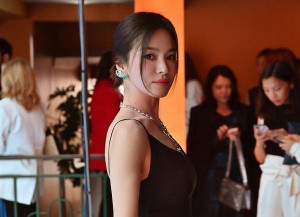 Potret Menawan Song Hye Kyo Hadiri Acara Brand Perhiasan Ternama di Paris