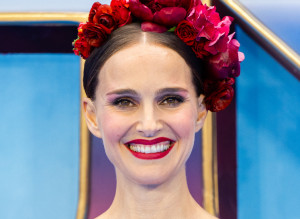 Hadiri Pemutaran Perdana "Thor: Love and Thunder", Natalie Portman Tampil Merah Berani