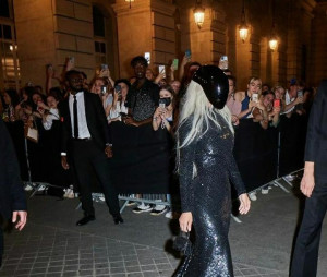 Tampil Serba Hitam, Begini Potret Kim Kardashian dalam Acara Balenciaga