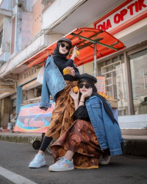 Makin Stylish! Ini Inspirasi Padu Padan Batik ala Milenial