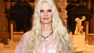 Tetap Profesional, Supermodel Kristen McMenamy Lanjutkan Catwalk Setelah Jatuh
