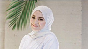7 Potret Gaya Hijab Natalie Holscher dari Waktu ke Waktu