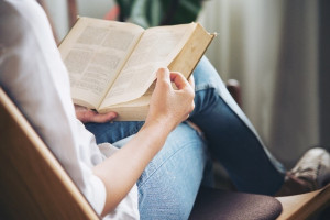 Yuk Intip Manfaat Baca Buku Fiksi yang Jarang Diketahui