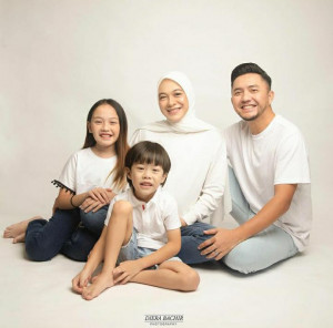 Unggah Foto Tangan Sang Istri Dengan Ucapan Syukur, Anak Ketiga Omesh Telah Lahir?