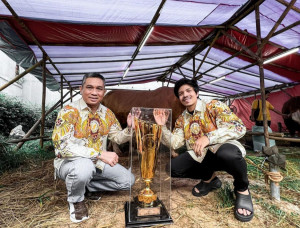 Atta Halilintar Terima Penghargaan Usai Kurban Sapi Megalodon Seberat 1,3 Ton