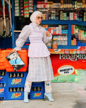 Estetik, 7 Spot Fashion Hijab OOTD ala Tantri Namirah yang Antimainstream