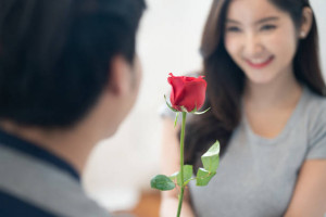 Ide Hadiah Untuk Istri, Bikin Si Dia Makin Bahagia