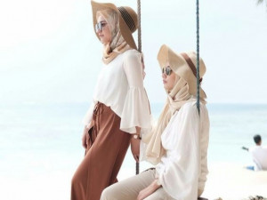 5 Outfit Anti Gerah untuk Tampil Nyaman Saat Liburan ke Pantai
