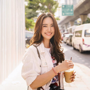 Casual hingga Modis, Ini 7 Street Style ala Bua Nalinthip