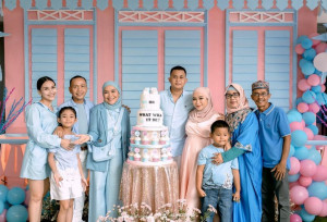 Gelar Acara Gender Reveal, Adik Ayu Ting Ting Dikaruniai Anak Perempuan