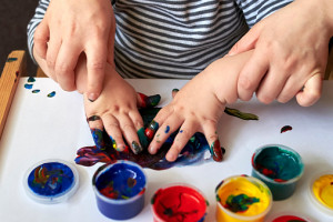 5 Ide Sensory Play Sederhana untuk Anak Usia 1 hingga 3 Tahun