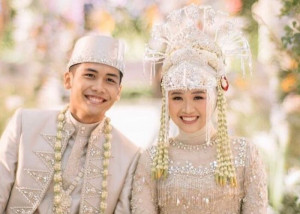 Serasi! Intip 7 Potret Pernikahan Bintang Emon dan Alca