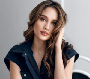 Cinta Laura Ajak Pengunjung Bersih-Bersih Sampah di Area "Citayam Fashion Week"