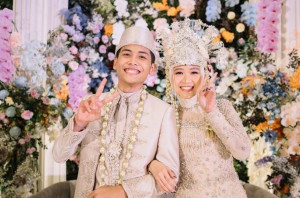 Akhirnya Menikah, Intip Kocaknya Foto Prewedding Bintang Emon dan Alca