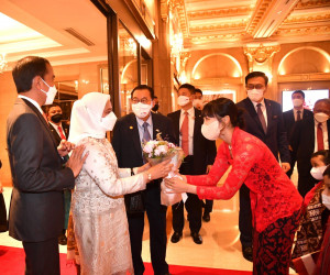 Berkebaya Merah, Penampilan Dita Karang Sambut Presiden Indonesia di Seoul Tuai Pujian