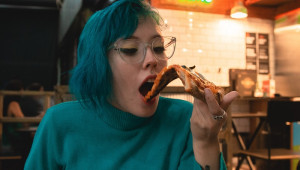 Kenali Stres Eating, Meningkatnya Nafsu Makan Akibat Stres