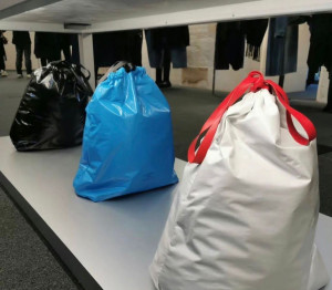 Bikin Geleng Kepala, Balenciaga Rilis “Kantong Sampah” Seharga Rp26 Juta