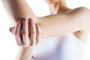 7 Tips Cerahkan Siku Tangan yang Menghitam