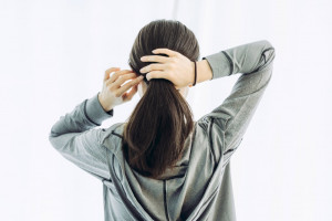 Bahaya Ikat Rambut Saat Tidur, Ini Dampak yang Terjadi!