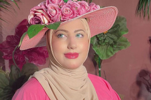 Suka Gaya Cewek Kue? Yuk Tiru OOTD Hijab Tasyi Athasyia!