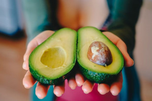 7 Manfaat Buah Alpukat Bagi Ibu Menyusui