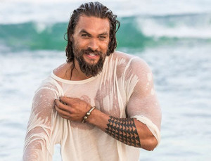 Jason Momoa Kejutkan Para Penggemar dengan Jadi Pramugara