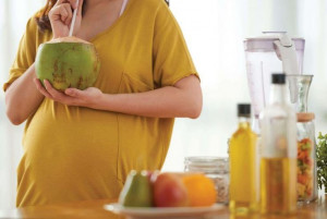Selain Menyegarkan, Ini 6 Manfaat Air Kelapa Bagi Ibu Hamil