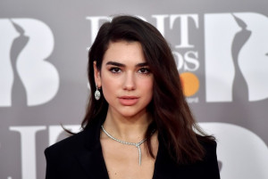 Hadiri Acara Formal, Yuk Tampil Elegan dengan Business Look Ala Dua Lipa