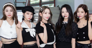LE SSERAFIM Umumkan Nama Fandom Resmi dan Arti Khususnya