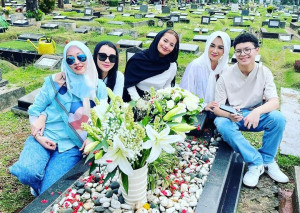 Ziarah ke Makam Adjie Massaid, Reza Artamevia dan Angelina Sondakh Perlihatkan Kekompakan
