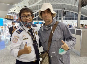 Kejutkan Penggemar, Petugas Bandara Foto Bareng Liam Gallagher di Bali