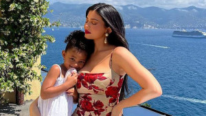 Selalu Kompak! Intip Gaya Busana Kylie Jenner dan Stormi yang Super Gemas