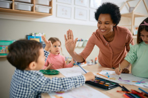 Anak Butuh Pendidikan Dini? Kenali 5 Perbedaan Daycare dan Preschool