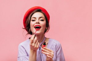 6 Tips Agar Lipstik Tahan Lama Seharian