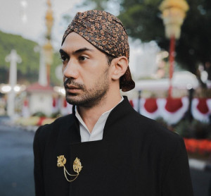 Ikut Upacara, Reza Rahadian Kenakan Busana Pria Jawa di Istana Negara