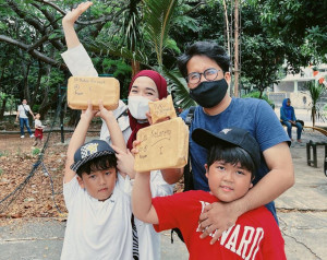 Tuai Pujian, Ririe Fairus Kompak Temani Anak Lomba 17-an dengan Mantan Suami
