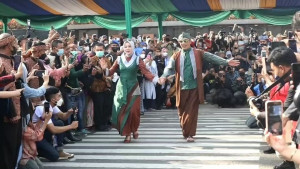Serunya Ridwan Kamil Gelar Jabar Fashion Week, Gandeng Desainer Lokal