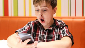 5 Bahaya yang Timbul Akibat Anak Kecanduan Bermain Handphone