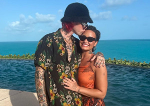 Rayakan Ulang Tahun Ke-30, Demi Lovato Pamer Pacar Baru