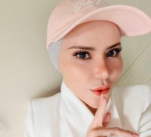 Angel Lelga Sindir Orang Halu, Netizen Kompak Serang Deolipa Yumara