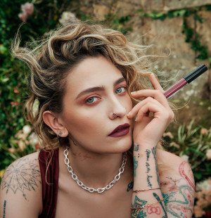 Paris Jackson Tampilkan Sisi “Gothic dan Wild” dari Koleksi Terbaru KVD Beauty
