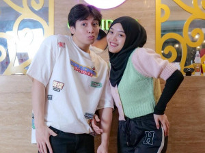 Jeffry Reksa Unggah Foto Pakai Cincin, Tanggal Pertunangannya Bocor ke Publik