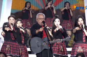 Tampil Ceria, Iwan Fals Nyanyikan Lagu “Aitakatta” Bareng JKT48