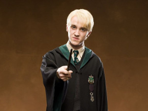 Seolah Kenakan Peci, Pemeran Malfoy di "Harry Potter" Diisukan Masuk Islam